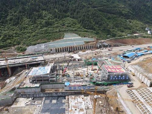 郑万高铁巴东北站顺利封顶