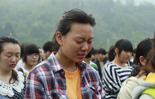 4月27日,四川省雅安市芦山中学举行悼念仪式,师生集体为在地震中逝去