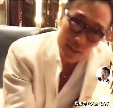 郑浩南直播透露前妻身份,曾是亚洲知名女打星,57岁至今单身