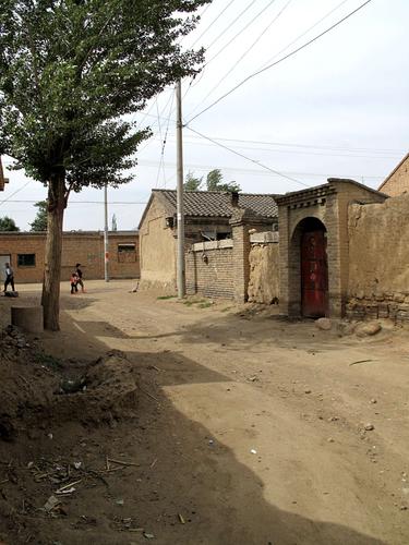 山西阳高县罗文皂公社吴家堡村北京女知青返乡探望村中乡亲,重回故土