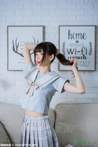 双马尾的制服小姐姐跟旺仔牛奶真的很配