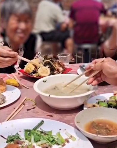 河南一女子去农村吃席,遇大妈连吃带扒拉,场面让人摇头叹息