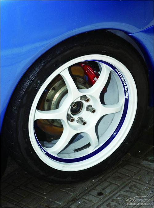 来自yokohama的advan racing rg竞技轮圈在赛车界中的能见度还是相当
