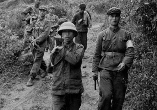 解放军抓获越南俘虏