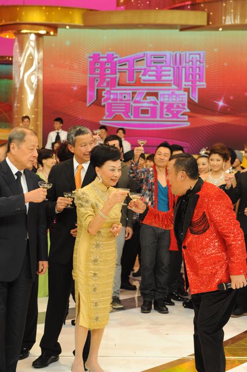 曾志伟向利孝和夫人祝酒