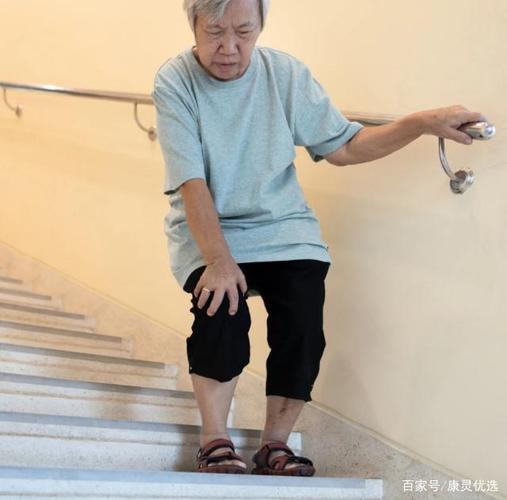 膝关节伴有强烈的刺痛感引起走路不平稳,行走跛行,无发正常行走