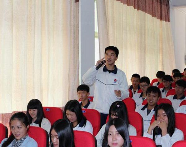 龙湖中学学生向黄挺教授提问.