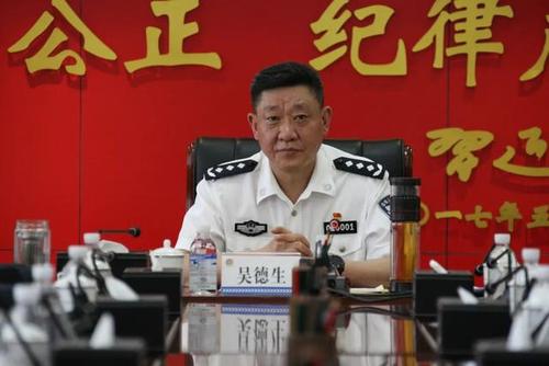 济南市副市长,市公安局局长吴德生带队到特警支队观摩