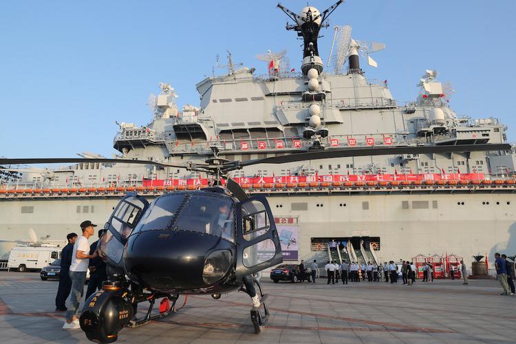 天津滨海航母主题乐园的"基辅号"航空母舰.   视觉中国 图