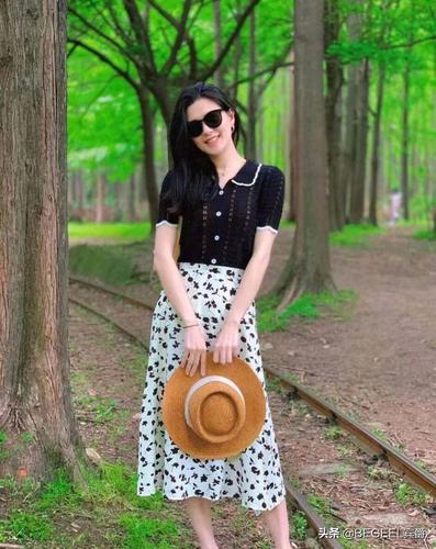 黑白搭配简单显气质女人照着穿就很美