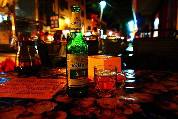 喝着西北的啤酒——西凉啤酒,吹着小风,在夜市的摊位里喝上一两杯