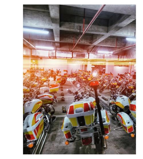 无意间走到一个未启用的地下车车库,发现了几十辆全新的巡警摩托整齐