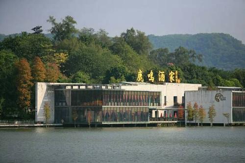 湖畔的鹿鸣酒家清净优雅,休闲品茗,悠哉美哉.