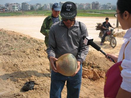 福清东张水库水位下降 一明代陶罐重见天日