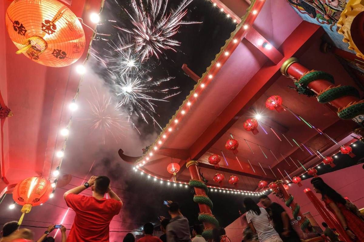 摄影欣赏:世界各地迎新年!悉尼歌剧院染成中国红,乌克兰人舞龙