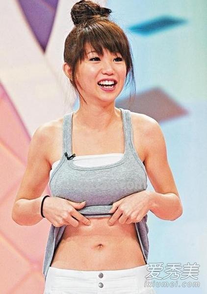 郭书瑶深夜晒性感照 香汗淋漓露深沟
