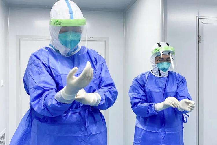 手术医生穿戴防护服,手术服