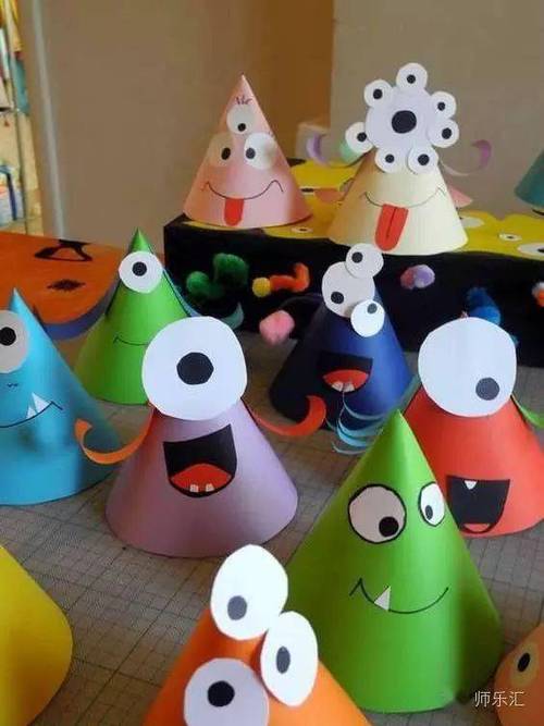 "海绵纸"系列的帽子,易操作,老师帮孩子们在帽子连接处订上订书钉