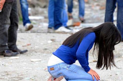 一场地震让她失去了儿子和丈夫,无助的她只能跪在地上不停地哭泣.