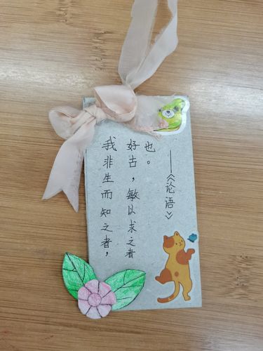 兰心惠质,用小小的书签,表达着对读书的热爱;用七彩的画笔,勾勒出童年