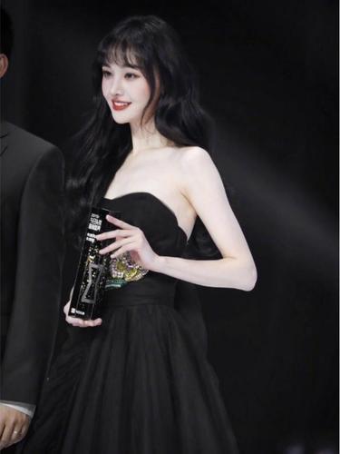 郑爽穿黑礼服配上黑长卷造型,像是城堡走出来的傲娇公主,太美艳