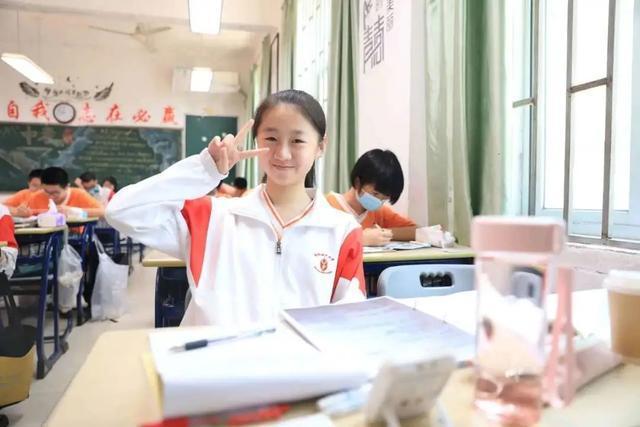 福州时代中学一直准许女生留长发,但必须扎起来.