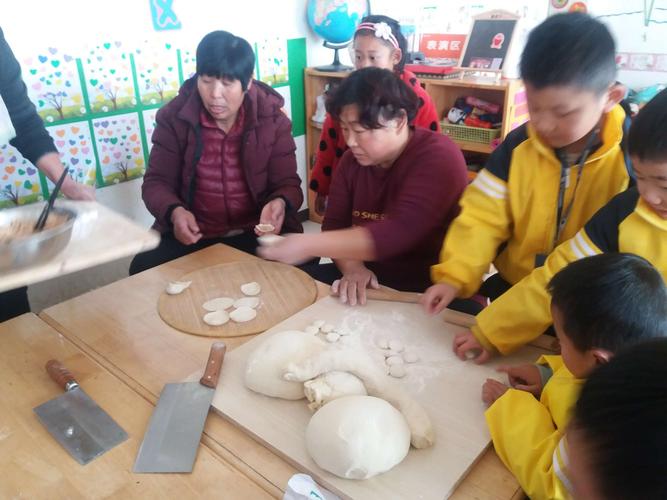 泗张镇中心幼儿园大二班庆祝2019年元旦"包饺子"活动