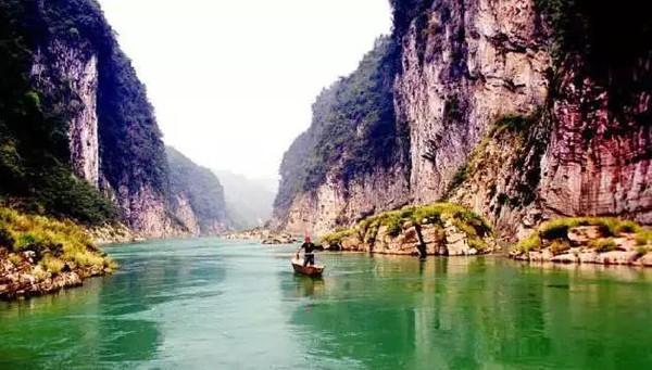地址:遵义余庆大乌江镇 洪渡梯田 错落有致,梯级田畔 层层错叠,晶莹有