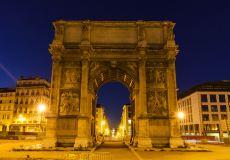 贝内文托图拉真凯旋门