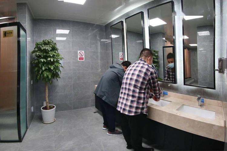 交通1号线循礼门站 公共卫生间黑钛不锈钢包边 长虹玻璃屏风安装完毕