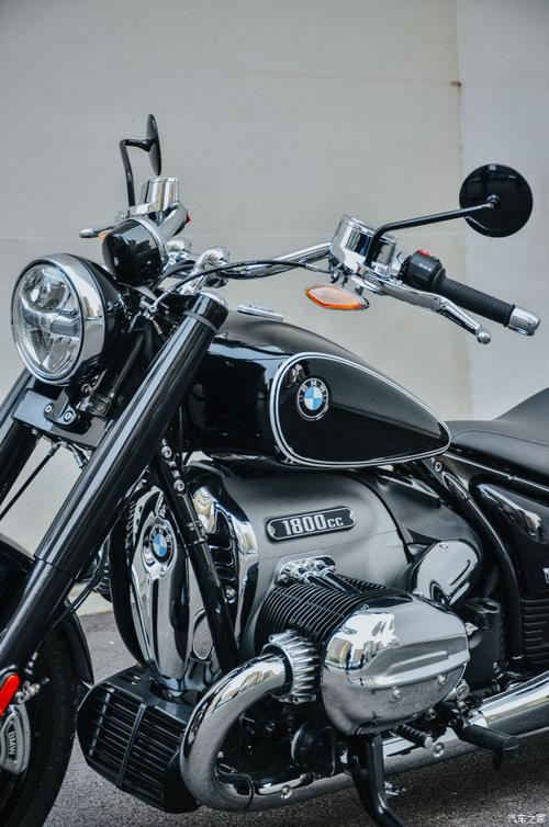 复古气质无可挑剔 宝马全新复古巡航摩托车r18