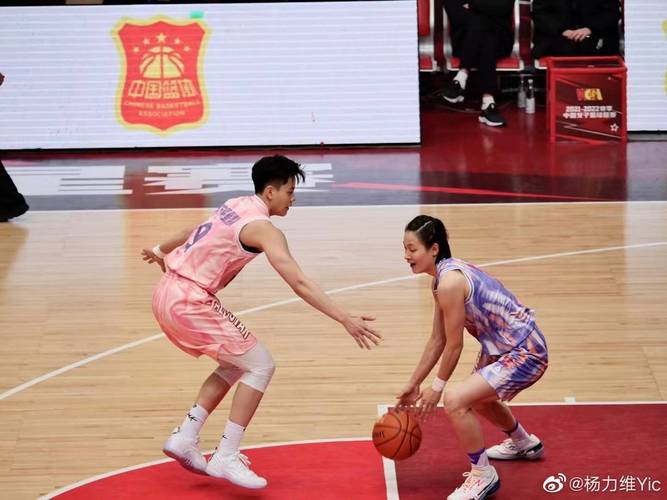 姐妹同台杨力维晒照wcba全明星与妹妹杨舒予对位