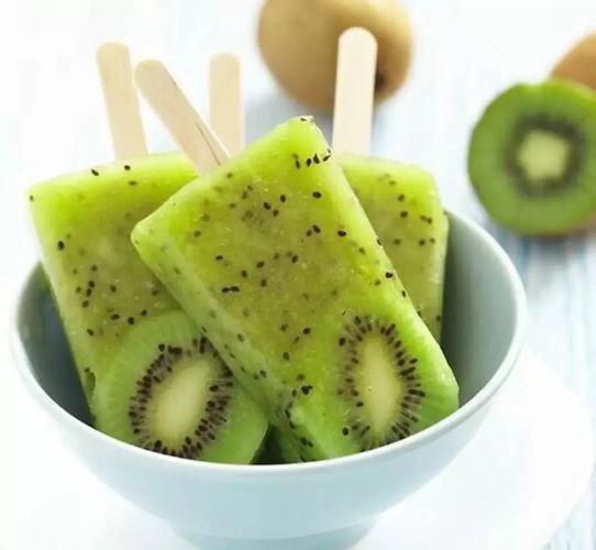 把猕猴桃去皮,切成小块