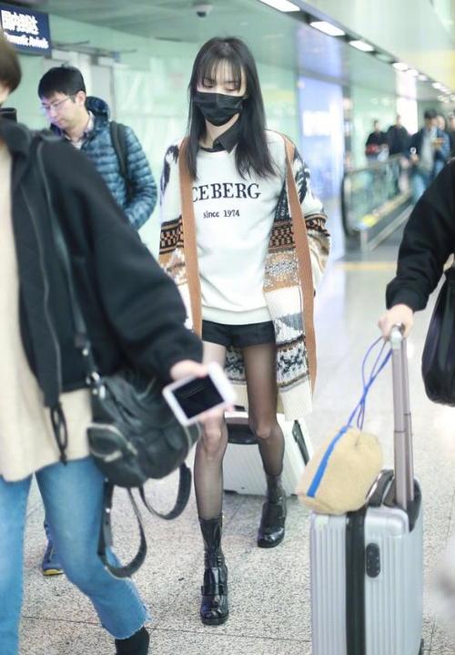 郑爽罕见穿黑丝袜,可一双细腿不够性感,更没了楚雨荨的清纯!