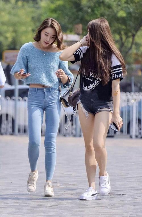 蓝色紧身牛仔裤小姐姐裤子太紧前后都被勒出沟壑