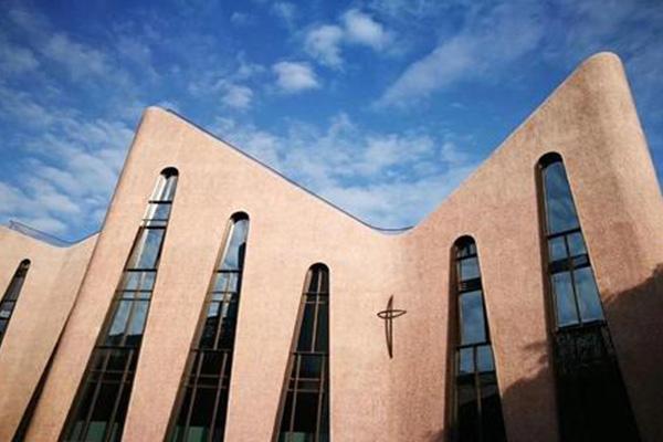 花巷基督教堂坐落在福州市繁华东街口地段,原名尚友堂,它是福州市最