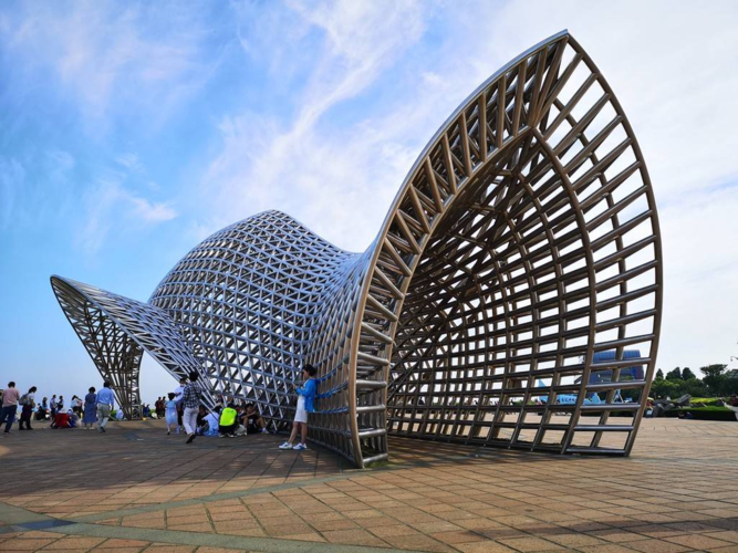 上海浦东临港神兽雕塑"司南鱼"成市民休闲好去处