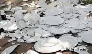 门口被别人摔的碎盘子越多,越幸运.