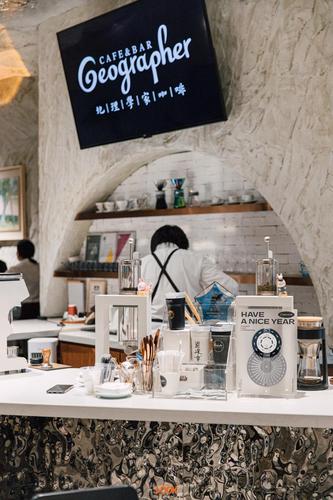 geographer cafe&bar — 洞穴咖啡    书店旁的独立空间