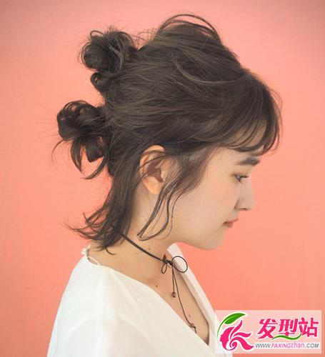 两个小丸子头并列扎在后面,俏皮又古灵精怪.