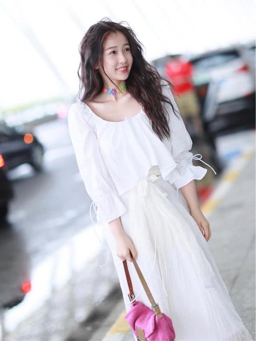 虞书欣穿衣超有品味,抽褶上衣搭肌理阔腿裤,优雅精致又显气质