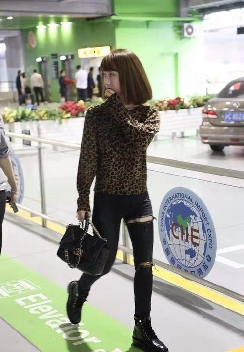李念少女的样貌,贵妇的装扮,一身下来格格不入!
