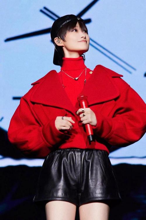 李宇春连唱四首歌曲带来音乐与视觉的碰撞