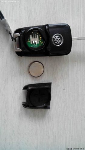 昂科拉车钥匙电池更换方法