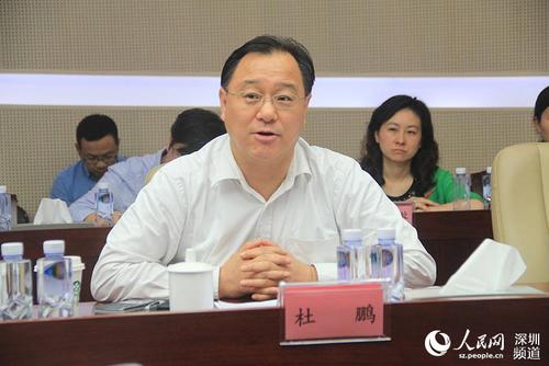深圳市政府党组成员,前海管理局局长杜鹏与采访团座谈.(王星 摄)