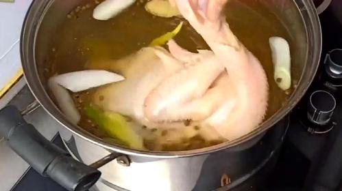 怎么制作白切鸡才最好吃,原汁原味的就是好吃啊,赶紧来看看