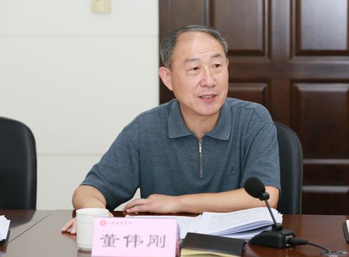 董伟刚同志作为中心组成员代表谈学习心得体会