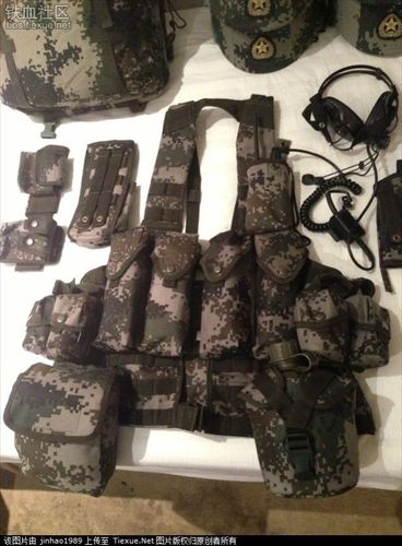 使用qbz95的解放军陆军步枪手标配5个30发弹匣,总计150发.