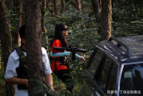 到济南穿越真人枪战cs,帅哥美女咱走起了,你也棒棒哒