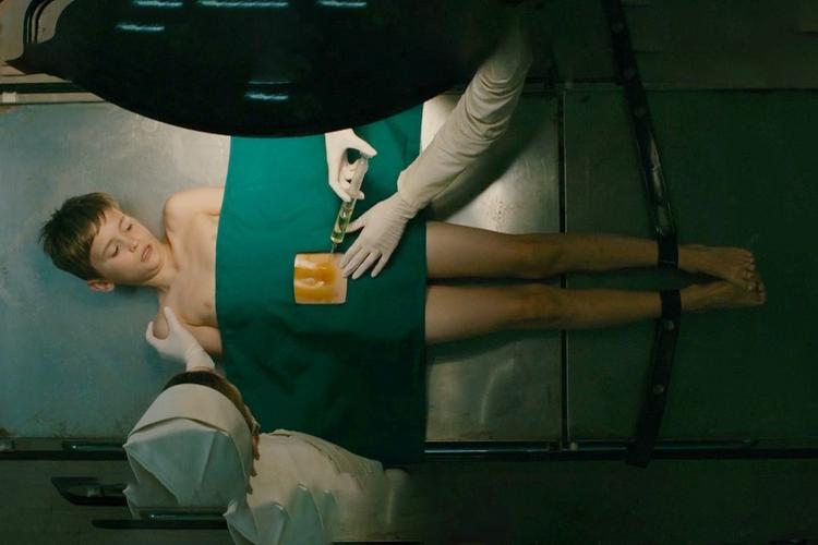 海星进化人利用小男孩繁衍后代,魔幻恐怖惊悚《进化岛》